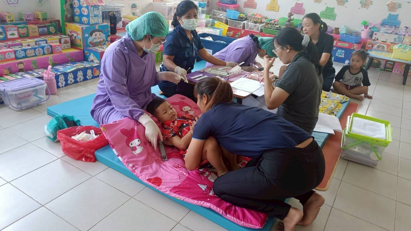 You are currently viewing เจ้าหน้าที่ทันตสาธรณสุข โรงพยาบาบลี้ได้เข้ามาตรวจสุขภาพฟันเด็กเล็ก และให้ความรู้แก่เด็กในศูนย์พัฒนาเด็กเล็ก เขตรับผิดชอบองค์การบริหารส่วนตำบลเวียงแก้ว