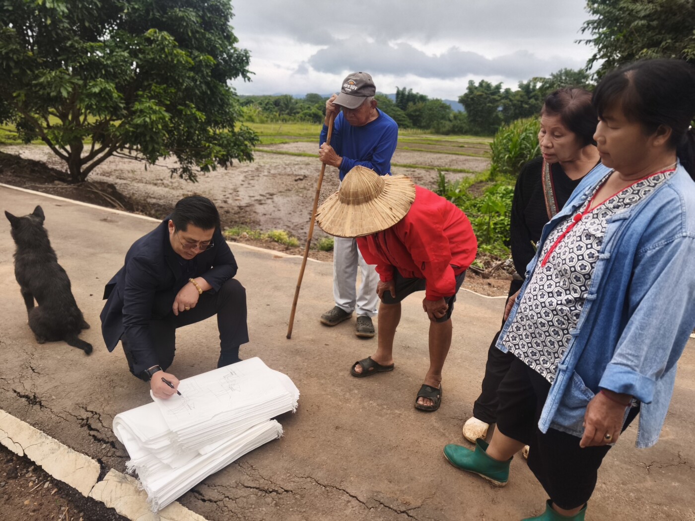 Read more about the article ลงพื้นที่บ้านห้วยศาลา หมู่ที่ 7 เพื่อรับฟังปัญหาและความเดือดร้อนของประชาชนที่ได้รับผลกระทบจากเหตุการณ์น้ำหลากที่ผ่านมา โดยได้ร่วมพูดคุยกับชาวบ้านและสำรวจสภาพพื้นที่จริง จากการตรวจสอบเบื้องต้นพบว่า บริเวณดังกล่าวมีปัญหาดินทรุดและน้ำกัดเซาะตลิ่ง