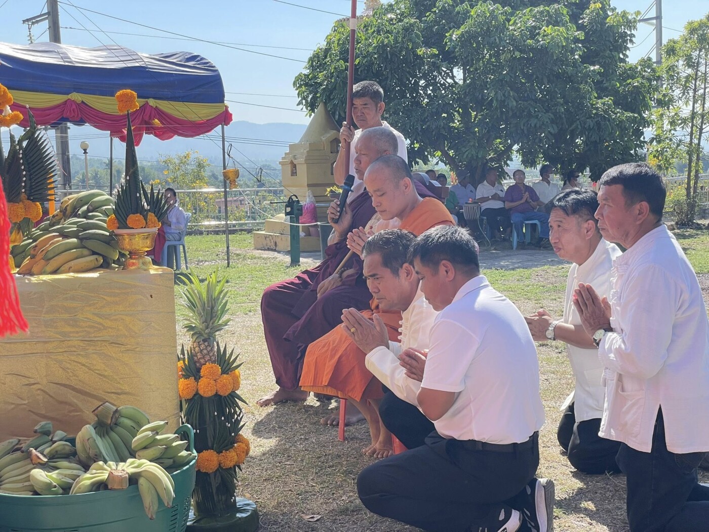 You are currently viewing งานประเพณีสรงน้ำพระธาตุวัดสันป่าสัก และร่วมทำบุญโรงทานน้ำหวาน น้ำดื่ม