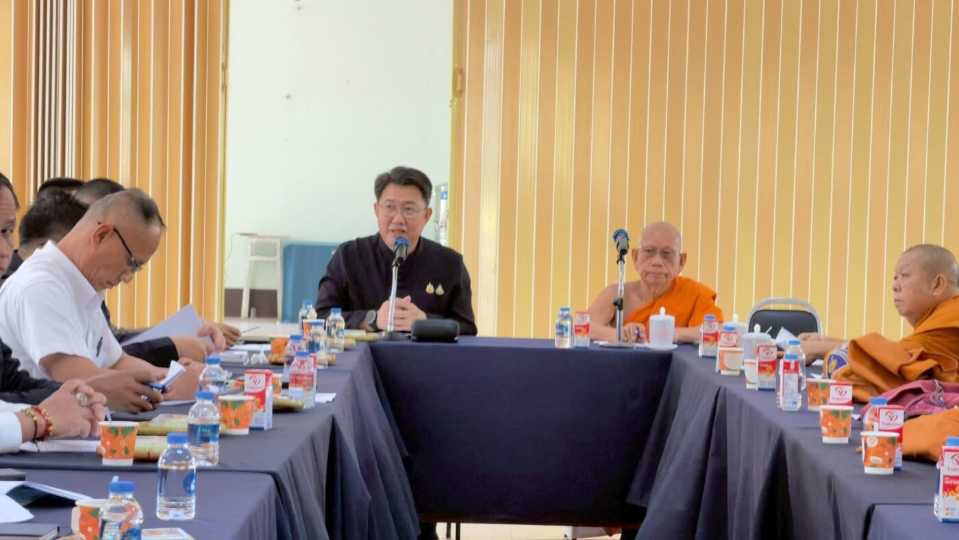 You are currently viewing พิธีถวายดอกไม้จันทน์ของประชาชนในส่วนภูมิภาค ในงานพิธีถวายพระเพลิงพระบรมศพสมเด็จพระนางเจ้าสิริกิติ์ พระบรมราชินีนาถ พระบรมราชชนนีพันปีหลวง การจัดกิจกรรมสร้างการรับรู้เพื่อเสนอชื่อครูบาศรีวิชัยสู่การเป็นบุคคลสำคัญของโลกภายใต้กิจกรรม “ธรรมยาตราเดินเทศน์สันถี ตามวิถีครูบาสู่บุคคลสำคัญของโลก ประจำปี 2569 “และการขับเคลื่อนโครงการปรับปรุงซ่อมแชมบ้านผู้ยากไร้และด้อยโอกาสในพื้นที่จังหวัดลำพูน ประจำปีงบประมาณ พ.ศ. 2569 ครั้งที่ 1/ 2569 ณ หอประชุมที่ว่าการอำเภอลี้ จังหวัดลำพูน