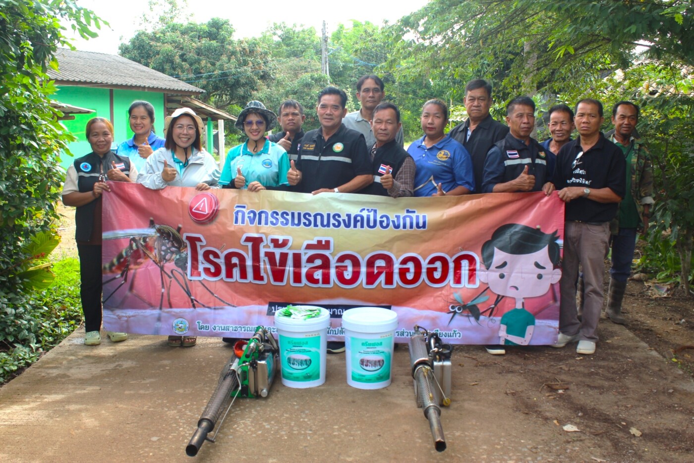 You are currently viewing ลงพื้นที่ติดตามปฏิบัติงานฉีดพ่นหมอกควัน กำจัดยุงลาย เพื่อระงับและป้องกันการแพร่ระบาดของโรคไข้เลือดออก ณ บ้านสว่างวงศ์พัฒนา หมู่ที่ 15 ตำบลแม่ตืน อำเภอลี้ จังหวัดลำพูน