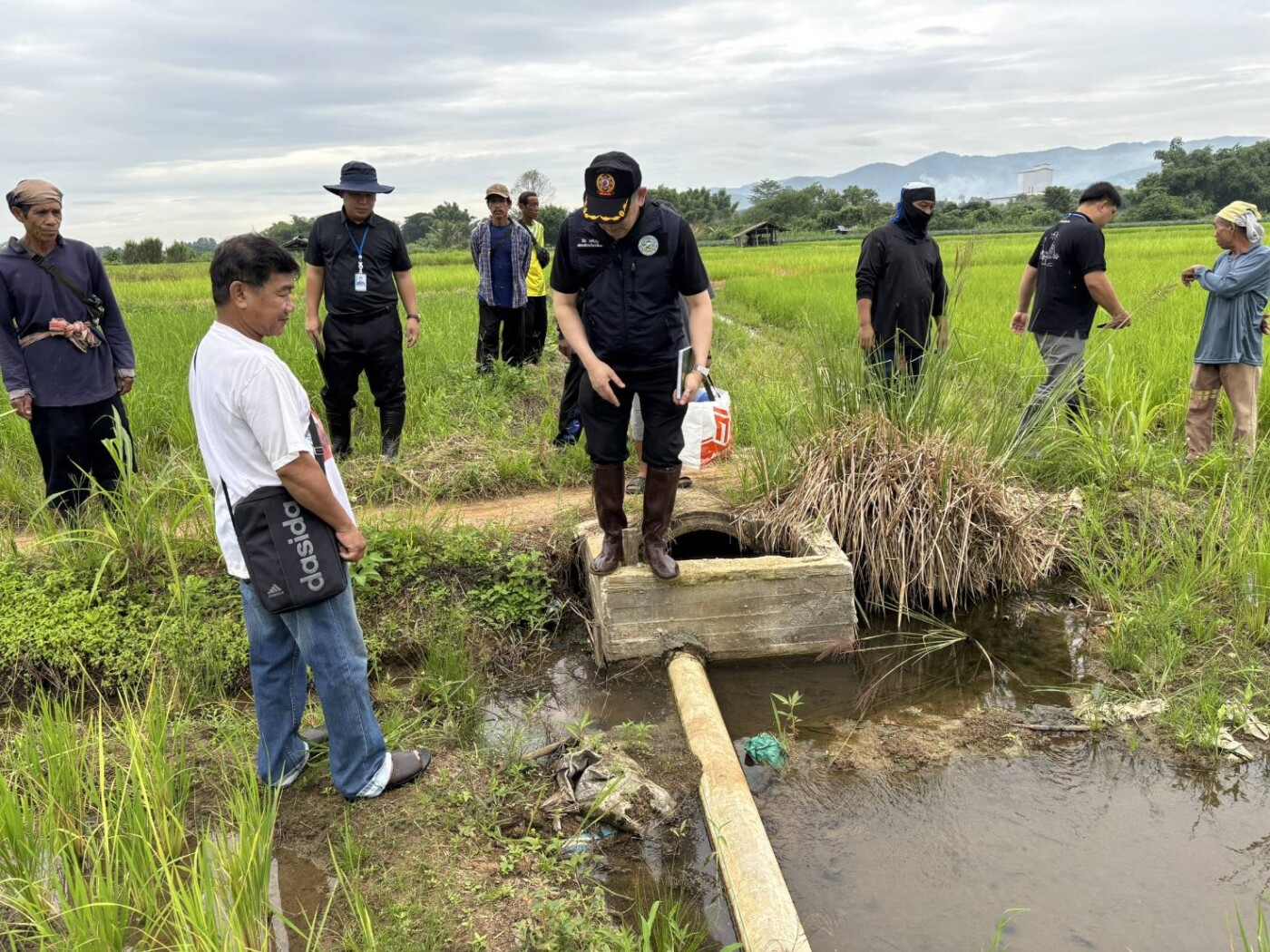 Read more about the article ลงพื้นที่ตรวจสอบข้อเท็จจริงกรณีได้รับเรื่องร้องเรียนจากพี่น้องประชาชน ณ บ้านสันวิไลพัฒนา หมู่ที่ 17 ตำบลแม่ตืน อำเภอลี้ กรณีมีการปรับเปลี่ยนแนวร่องระบายน้ำในพื้นที่แปลงนาข้าว