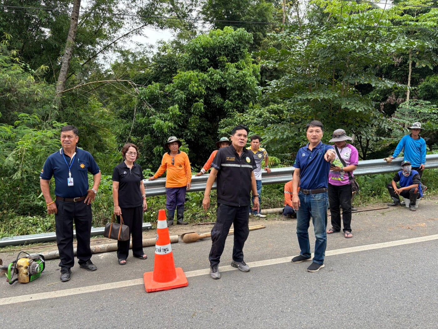 You are currently viewing ลงพื้นที่ดำเนินการซ่อมแซม เปลี่ยน และติดตั้งแผงราวเหล็กลูกฟูกกันอันตราย (Guard Rail) ริมทางหลวงสายหลัก บริเวณจุดเสี่ยงอันตราย ณ บ้านแม่เทย หมู่ที่ 6 ตำบลแม่ตืน อำเภอลี้