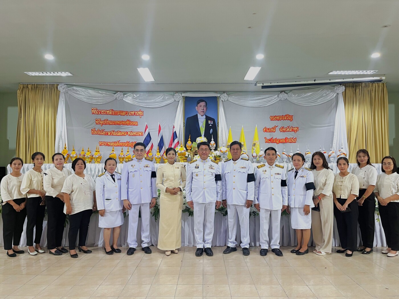 You are currently viewing พิธีลงนามถวายพระพรชัยมงคล ถวายเครื่องราชสักการะและวางพานพุ่ม และพิธีจุดเทียนถวายพระพรชัยมงคล เนื่องในโอกาสวันเฉลิมพระชนมพรรษา 28 กรกฎาคม พระบาทสมเด็จพระเจ้าอยู่หัว ณ หอประชุมที่ว่าการอำเภอลี้