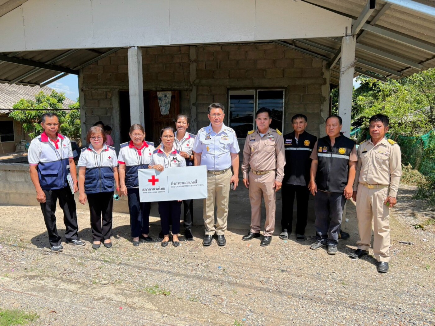 You are currently viewing ลงพื้นที่เยี่ยมเยียนและให้กำลังใจผู้ป่วยติดเตียง ผู้สูงอายุ ผู้พิการ และครอบครัวผู้ด้อยโอกาสทางสังคม ณ บ้านห้วยศาลา หมู่ที่ 7 ตำบลแม่ตืน อำเภอลี้ จังหวัดลำพูน