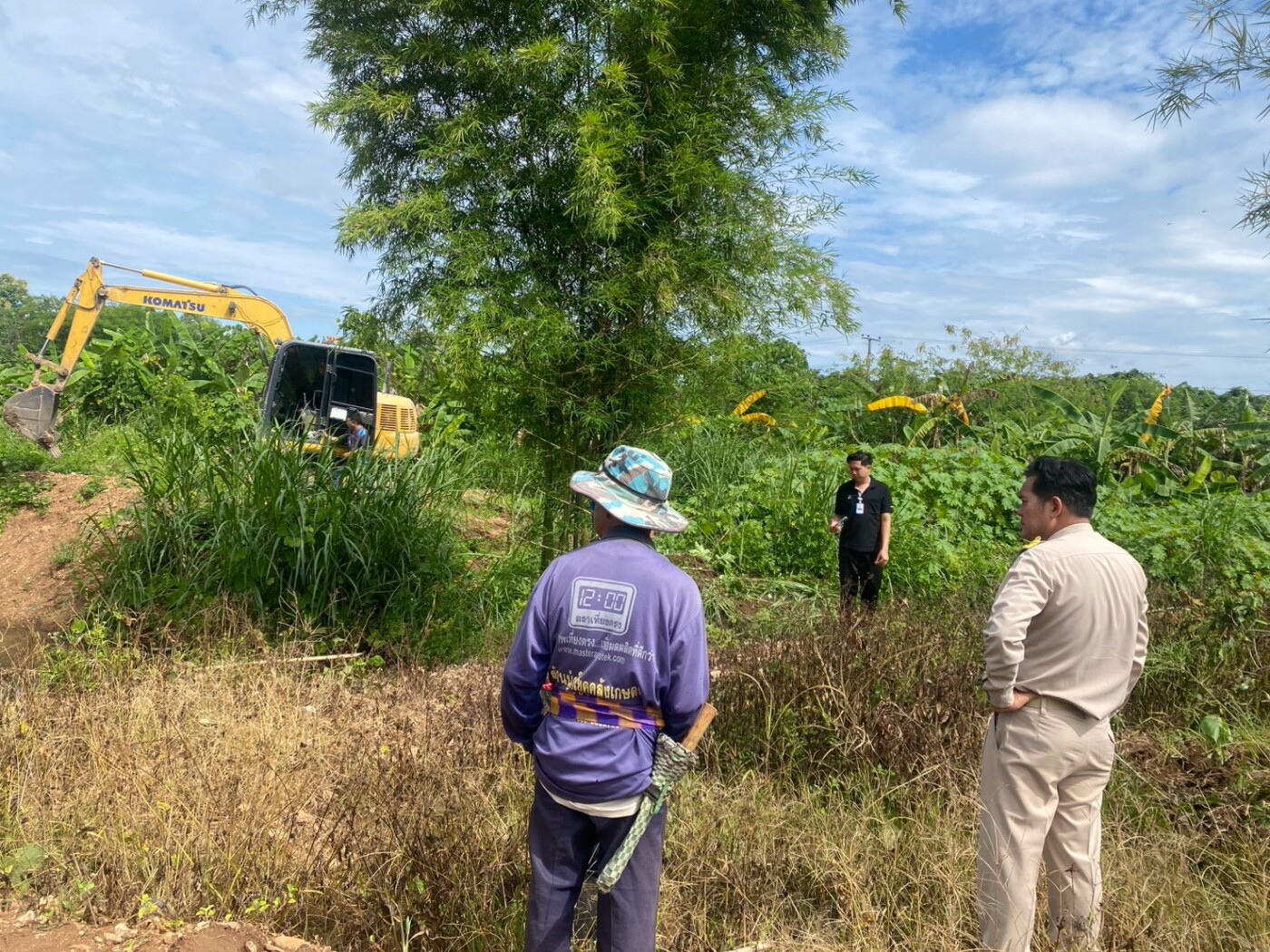 You are currently viewing ลงพื้นที่ตรวจติดตามการปฏิบัติงานของเจ้าหน้าที่กองช่าง อบต.เวียงแก้ว ในการนำเครื่องจักรกลหนัก (รถขุดตัก) เข้าดำเนินการขุดขยายทางเดินน้ำ ณ บริเวณฝายบุญนาค บ้านสว่างวงค์พัฒนา หมู่ที่ 15 ตำบลแม่ตืน อำเภอลี้ จังหวัดลำพูน