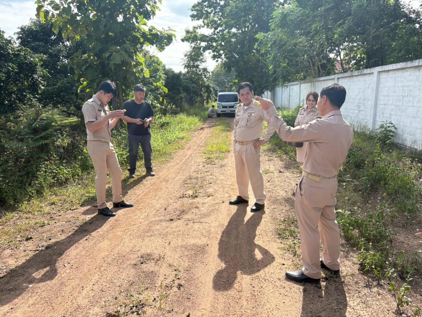 You are currently viewing ลงพื้นที่ตรวจวัดระยะทาง สำรวจสภาพพื้นที่จริง และเก็บข้อมูลรายละเอียดทางกายภาพ เพื่อเตรียมความพร้อมในการดำเนินโครงการก่อสร้างถนนคอนกรีตเสริมเหล็ก (คสล.) ณ บ้านห้วยศาลา หมู่ที่ 7 ตำบลแม่ตืน อำเภอลี้ จังหวัดลำพูน