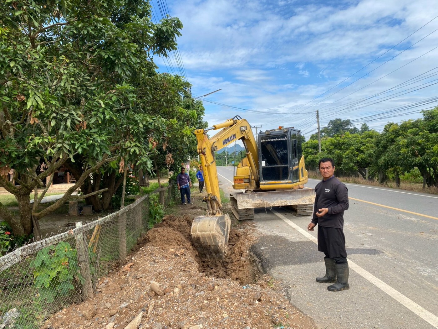 Read more about the article นำเครื่องจักรกลหนัก (รถขุดตัก) ลงพื้นที่ดำเนินการขุดลอกและเปิดทางรางระบายน้ำริมถนน ณ บ้านสันวิไล หมู่ที่ 9 ตำบลแม่ตืน อำเภอลี้ จังหวัดลำพูน