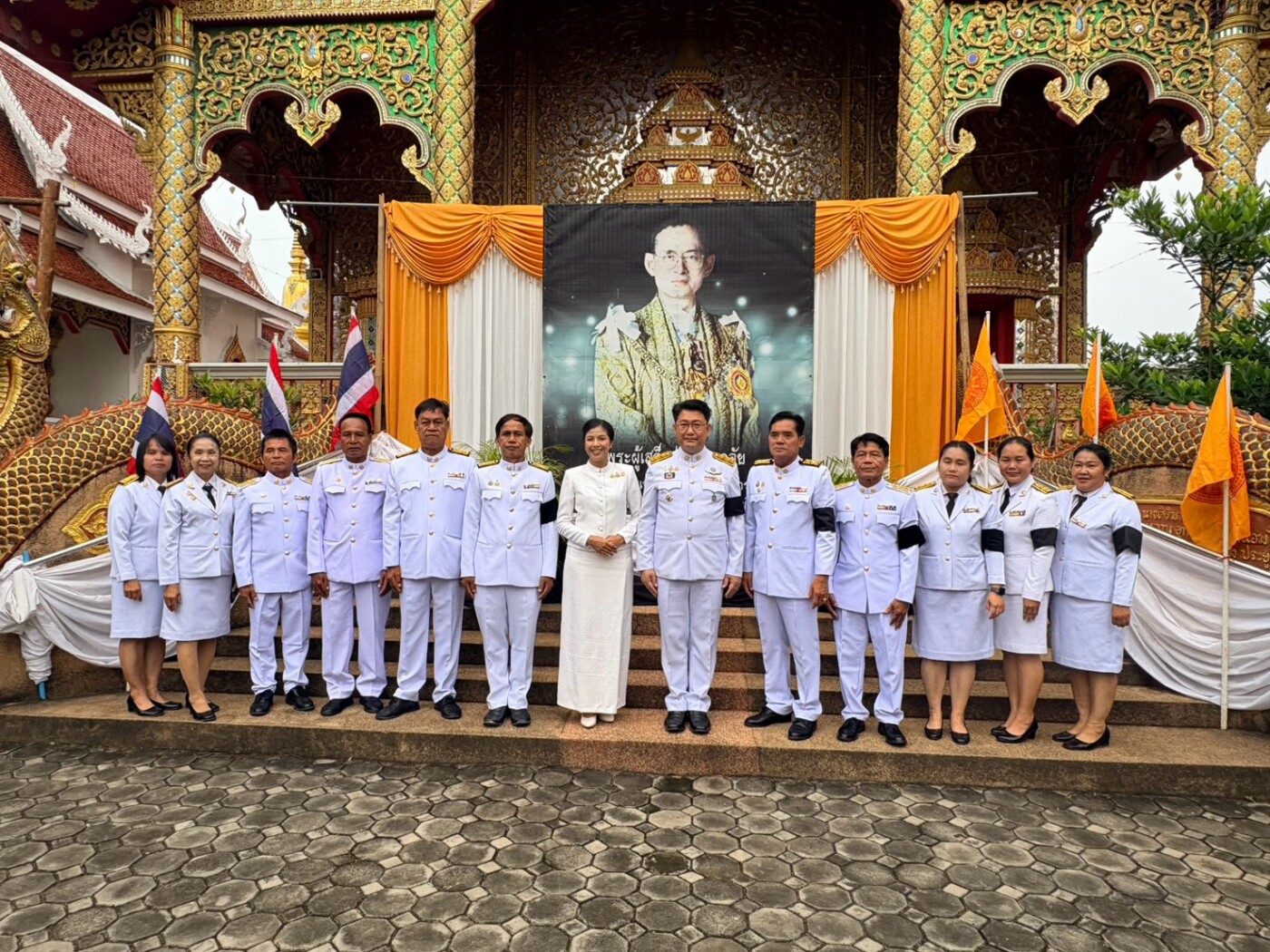 You are currently viewing พิธีทำบุญตักบาตรข้าวสารอาหารแห้งถวายพระราชกุศล แด่พระภิกษุสงฆ์-สามเณร เนื่องใน วันนวมินทรมหาราช (วันคล้ายวันสวรรคต พระบาทสมเด็จพระบรมชนกาธิเบศร มหาภูมิพลอดุลยเดชมหาราช บรมนาถบพิตร) ณ วัดปวงคำ ตำบลลี้ อำเภอลี้ จังหวัดลำพูน