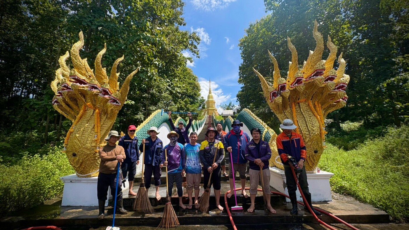 Read more about the article ลงพื้นที่ปฏิบัติงาน ดำเนินการฉีดล้างทำความสะอาดคราบตะไคร่น้ำ ฝุ่นดิน และสิ่งสกปรก บริเวณ บันไดนาคทางขึ้นวัดแม่แนต ตำบลแม่ตืน อำเภอลี้ จังหวัดลำพูน