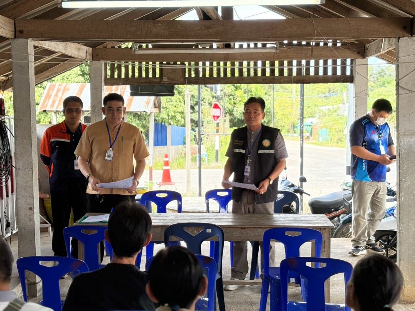 You are currently viewing ลงพื้นที่พบปะพี่น้องประชาชน เพื่ออำนวยความสะดวกในการ รับลงทะเบียนและรับเรื่องการแจ้งเคลมประกันภัยพิบัติ ให้แก่ประชาชนที่บ้านเรือนได้รับความเสียหายจากเหตุฝนฟ้าคะนองและลมกระโชกแรง ณ บ้านไร่ หมู่ที่ 2 และ บ้านห้วยศาลา หมู่ที่ 7 ตำบลแม่ตืน อำเภอลี้ จังหวัดลำพูน