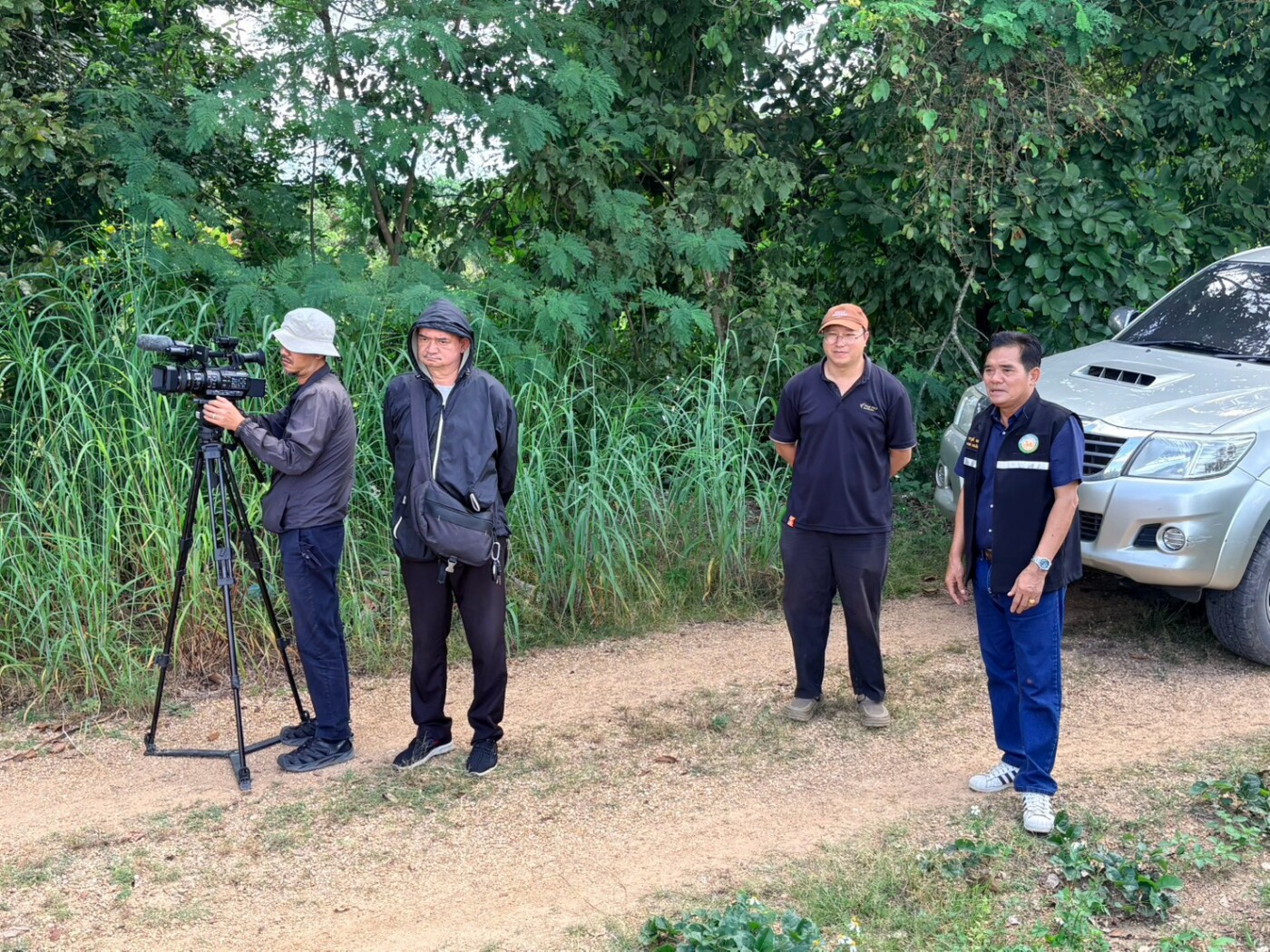 You are currently viewing ลงพื้นที่เพื่อให้ข้อมูล สัมภาษณ์ และอำนวยความสะดวกแก่ทีมข่าวและทีมงานรายการจาก สถานีโทรทัศน์ไทยพีบีเอส (Thai PBS) ในการลงพื้นที่ถ่ายทำรายงานพิเศษเกี่ยวกับสถานการณ์ปัญหาภัยแล้ง และปัญหาการขาดแคลนแหล่งน้ำเพื่อการอุปโภค บริโภค และการเกษตรของพี่น้องประชาชนในเขตพื้นที่ตำบลแม่ตืน อำเภอลี้ จังหวัดลำพูน