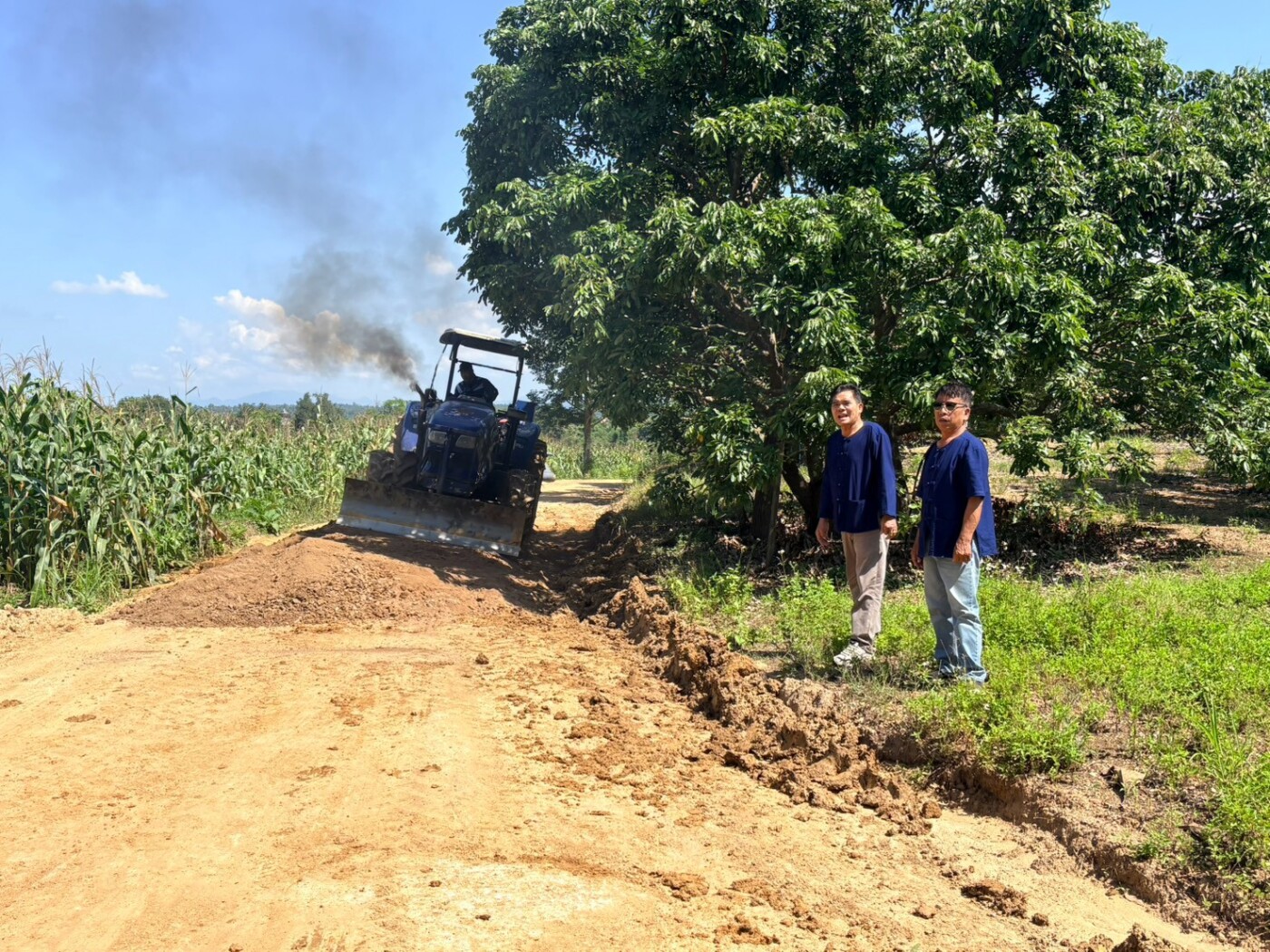 Read more about the article ลงพื้นที่ติดตามและตรวจสอบการปฏิบัติงานการซ่อมแซมปรับปรุงสภาพเส้นทางถนนเพื่อการเกษตร ณ บ้านสันป่าสัก หมู่ที่ 5 ตำบลแม่ตืน อำเภอลี้ จังหวัดลำพูน