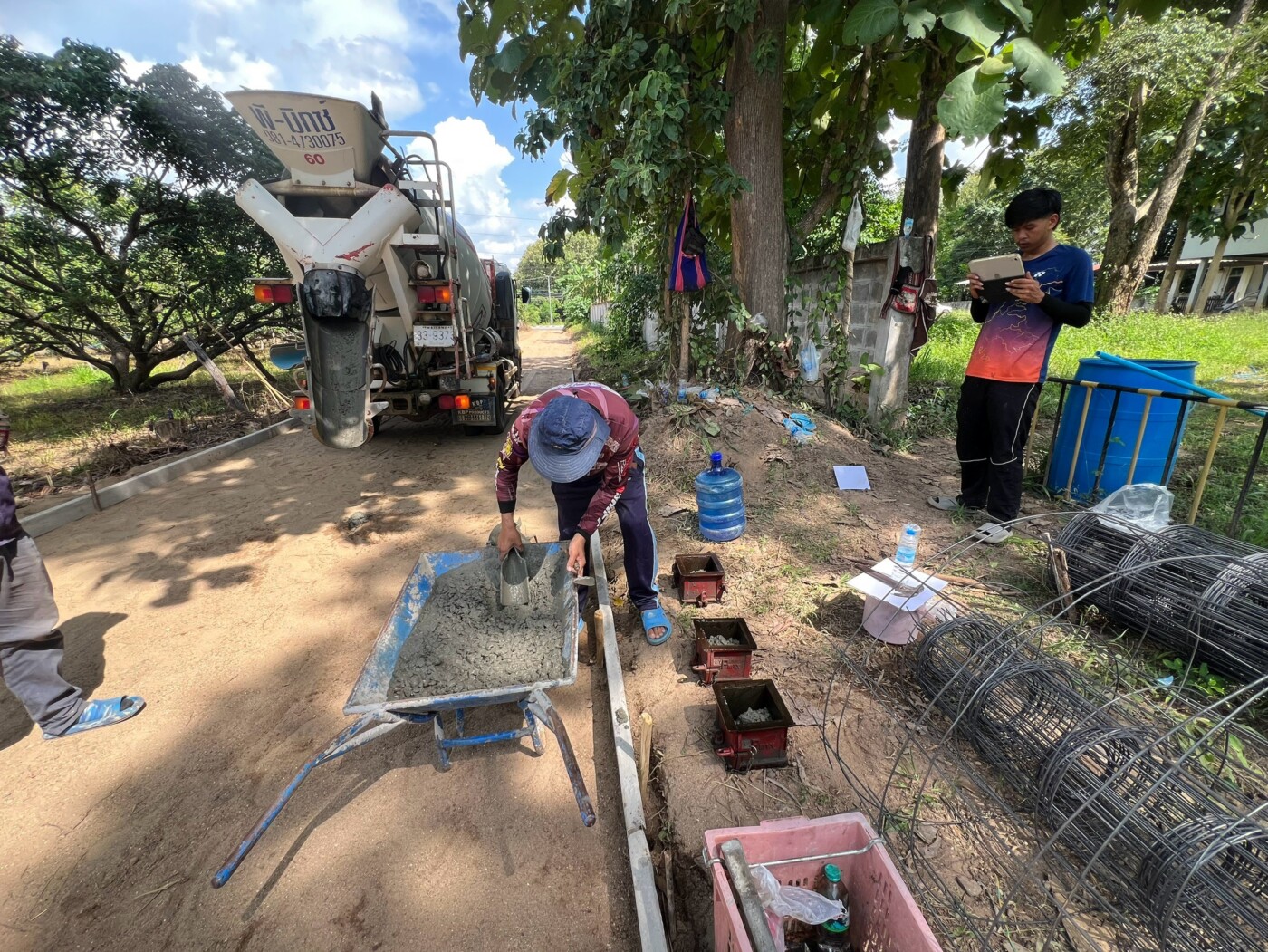 You are currently viewing ลงพื้นที่ตรวจสอบและติดตามความคืบหน้าการดำเนินงาน โครงการก่อสร้างถนนคอนกรีตเสริมเหล็ก (คสล.) หมู่ที่ 7 (ซอยข้างสถานีอนามัย/รพ.สต.) ตำบลแม่ตืน อำเภอลี้ จังหวัดลำพูน