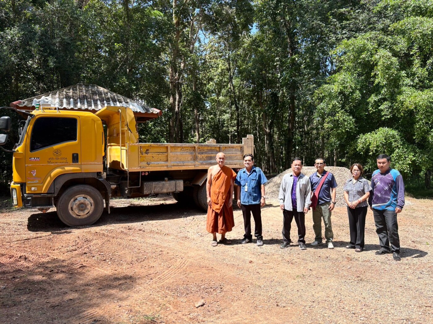 You are currently viewing ประสานความร่วมมือและรับการสนับสนุนวัสดุหิน 3/4 จากภาคเอกชน และผู้มีจิตศรัทธา พร้อมมอบหมายให้ กองช่าง องค์การบริหารส่วนตำบลเวียงแก้ว ช่วยอำนวยความสะดวกนำเครื่องจักรกลและยานพาหนะ ดำเนินการขนหิน 3/4 เพื่อนำไปร่วมปรับปรุงและเกลี่ยผิวทางเดิน/เส้นทางสัญจรภายในบริเวณ วัดป่าธรรมวิเวก – ใต้ร่มโพธิญาณ ๑๕๖ อำเภอลี้ จังหวัดลำพูน