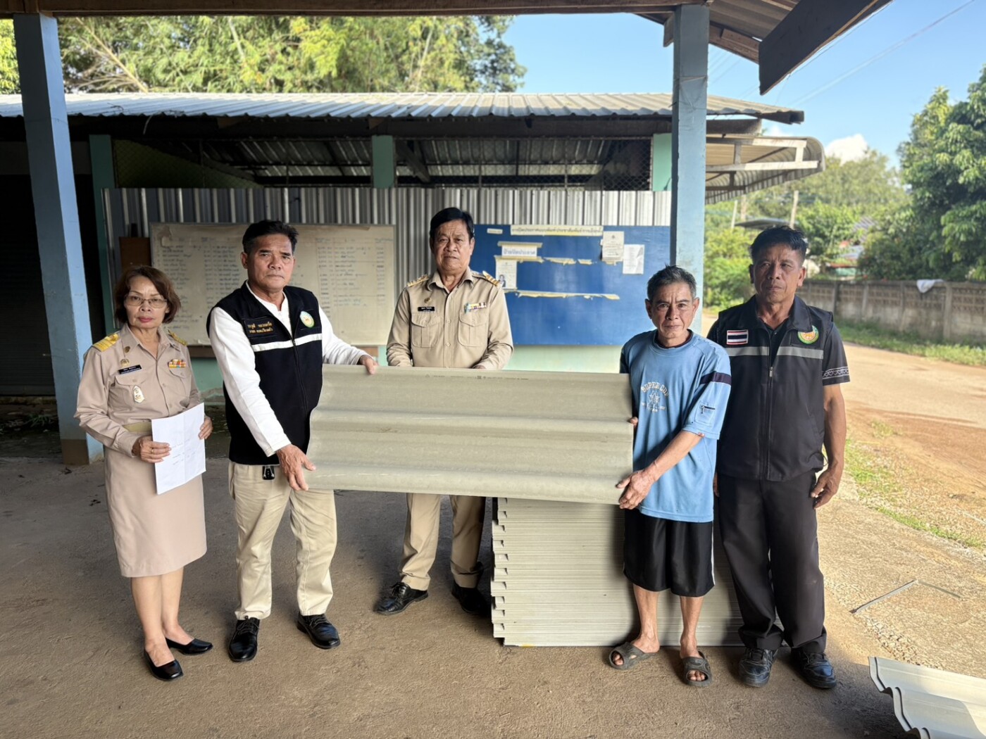 You are currently viewing ลงพื้นที่อย่างเร่งด่วนเพื่อนำ กระเบื้องมุงหลังคา ไปแจกจ่ายและส่งมอบให้แก่พี่น้องประชาชนผู้ประสบวาตภัย ณ บ้านไร่ หมู่ที่ 2 และ บ้านห้วยศาลา หมู่ที่ 7 ตำบลแม่ตืน อำเภอลี้ จังหวัดลำพูน
